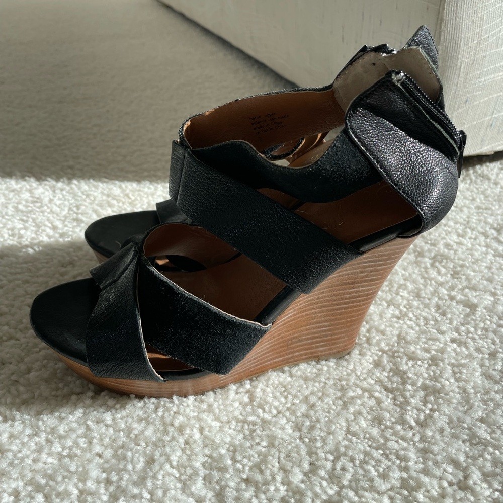 Seychelles black and tan wedges size 7 from
Charyli boutique